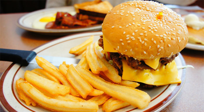 Medzi zakázané potraviny pri chudnutí patrí hamburger, hranolky a všetok fast food.