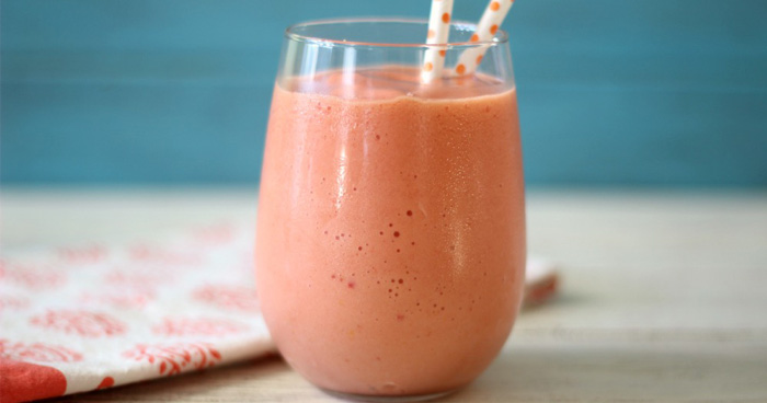 Neobyčajne chutné smoothie s jahodami a mangom, ktoré oceníte najmä počas letných posedení.