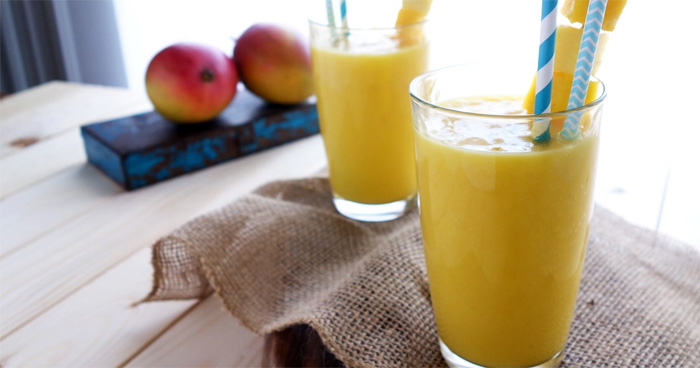 Recept na mangové smoothie s jogurtom a limetkou.