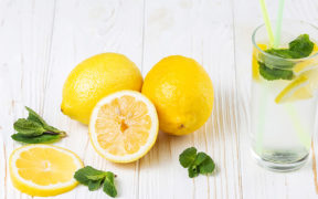 Teplá voda s citrónom